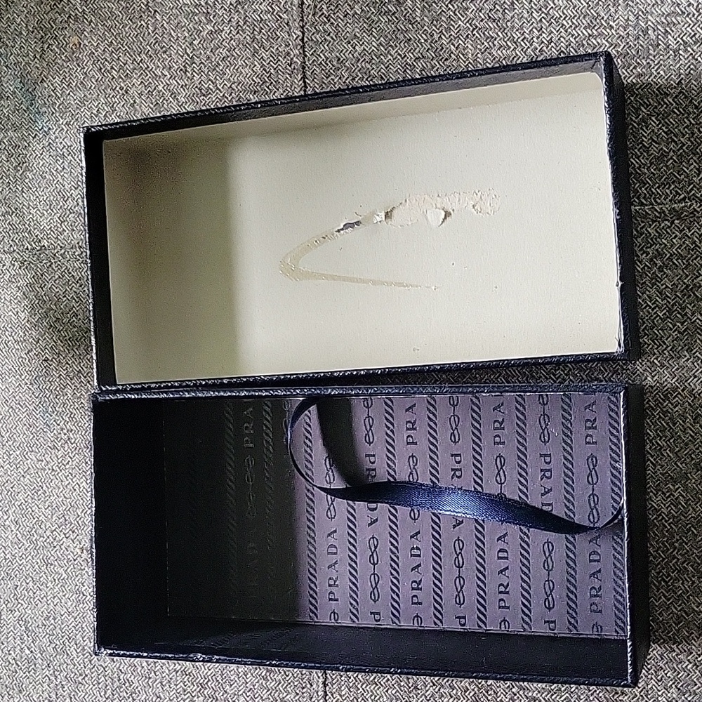 Textured Prada Box (only) - Picture 3 of 7